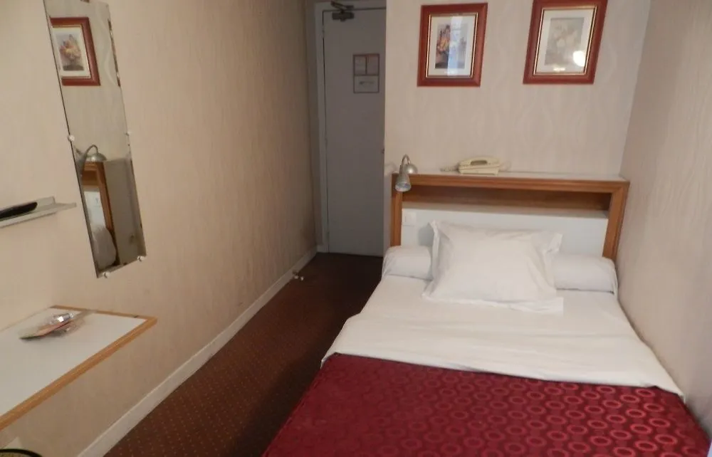 פריז Hotel Bellan 2*,